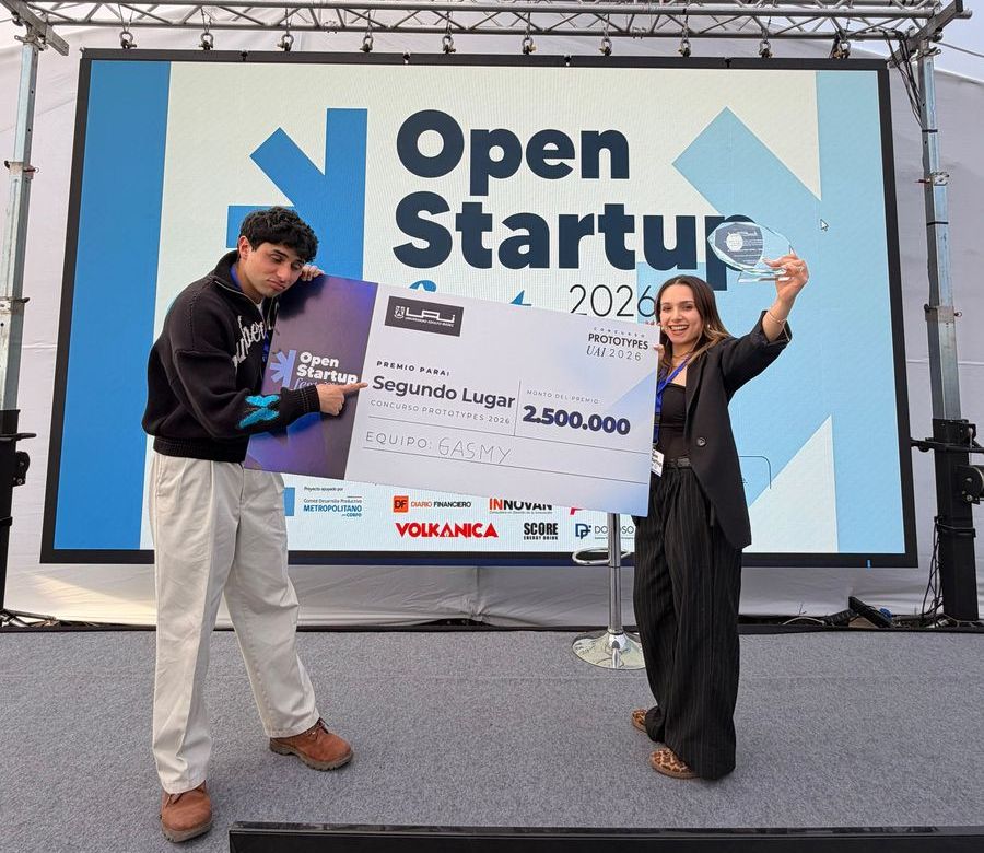 El equipo de gasmy en el escenario del Open Startup Fest 2026, con el trofeo y el cheque del segundo lugar